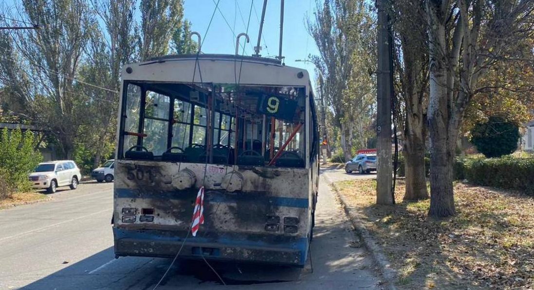 У Херсоні окупанти обстріляли тролейбус: є загиблий