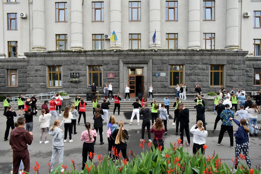 Масова розминка та крос першокурсника: у ВНУ імені Лесі Українки відзначили Міжнародний день студентського спорту