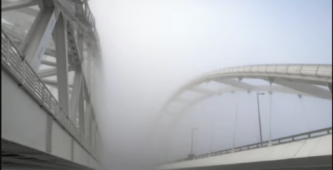 окупанти перекрили рух Кримським мостом через димову завісу