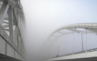 окупанти перекрили рух Кримським мостом через димову завісу