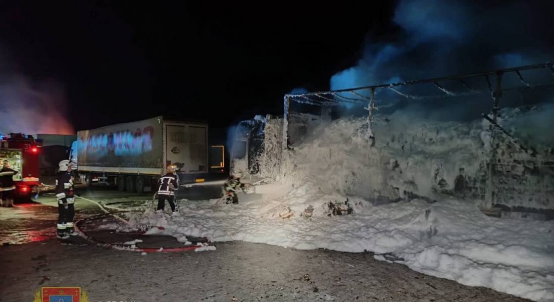 росіяни атакували Одеську область безпілотниками: є поранені, згоріли 6 фур