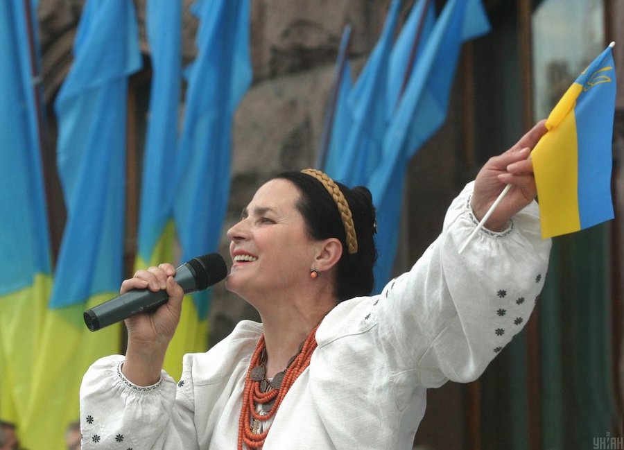 Народна артистка України Ніна Матвієнко виступає під час урочистого мітингу з нагоди святкування Дня українського національного прапора в <a href=