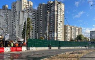 У Києві на дорогу впав будівельний кран: що відомо