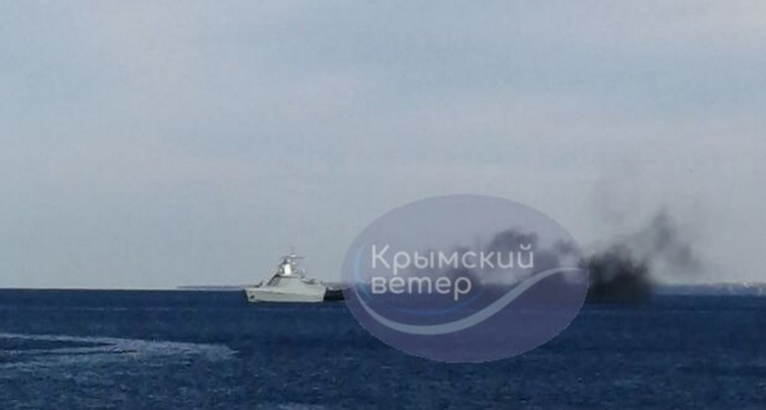 У Севастополі підірвався російський корабель