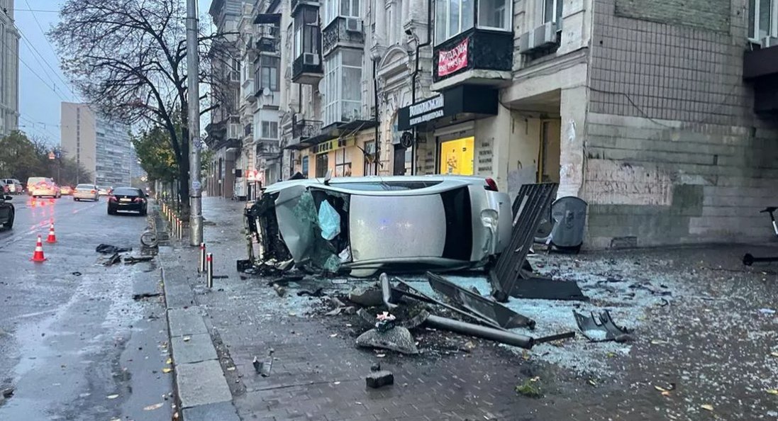 У Києві водій легковика на тротуарі наїхав на пішоходів