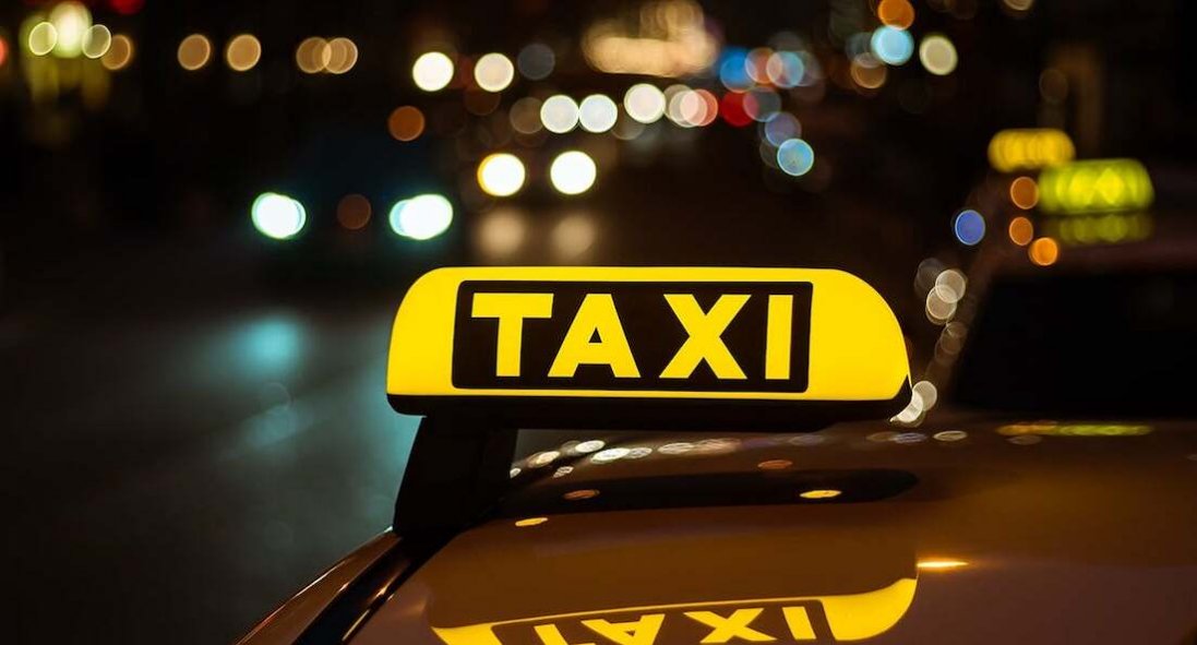 Просили обслуговувати українською: у Києві таксист вигнав пасажирок