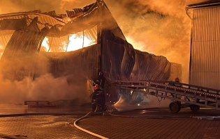 У Вінниці - масштабна пожежа в ангарі з ламінатом