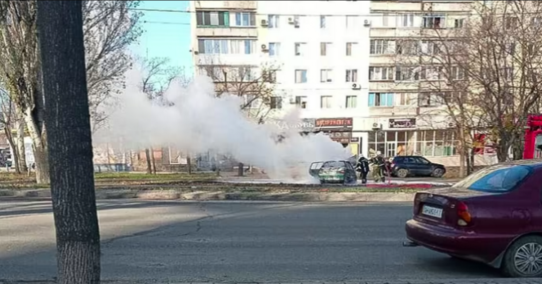 У Маріуполі підірвали автівку російського поліцейського
