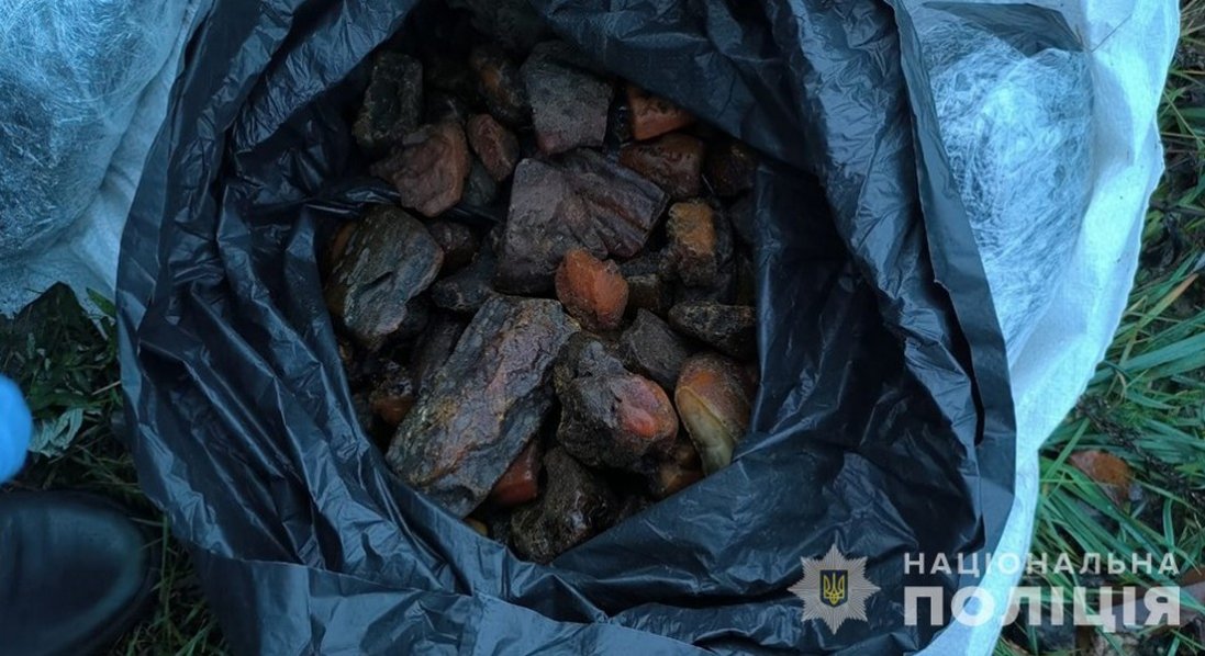 На Волині в мешканця Рівненщини вилучили 30 кг бурштину
