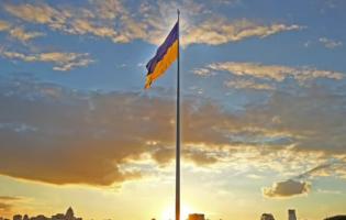 У Києві негода пошкодила найбільший прапор України