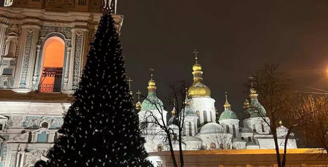 У Києві встановили новорічну ялинку