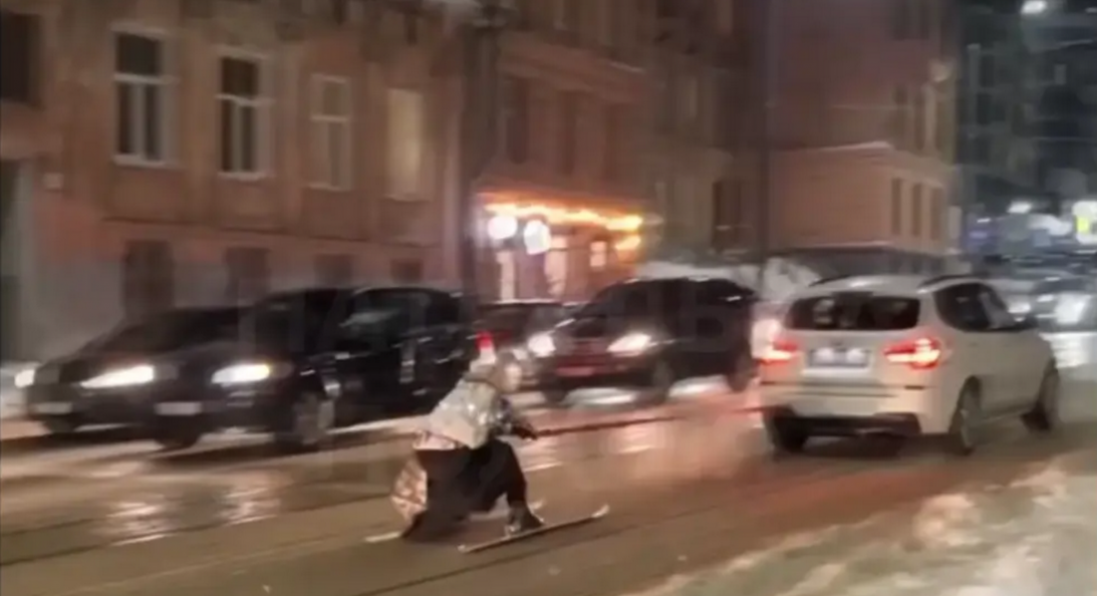 У Львові «бабусю» на лижах автівка тягнула вулицями