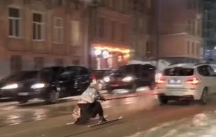 У Львові «бабусю» на лижах автівка тягнула вулицями