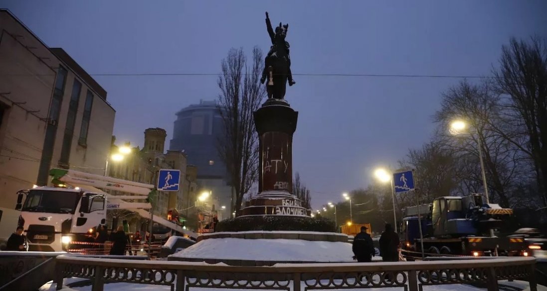 У Києві демонтують пам'ятник Миколі Щорсу