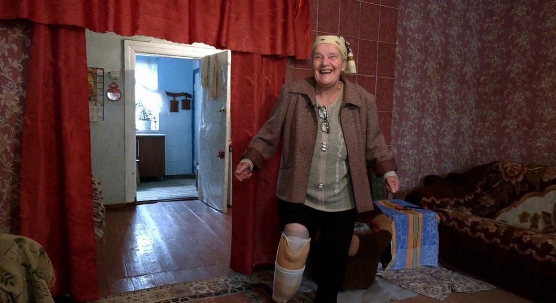 Через російських нелюдів утратила ногу, але й на протезі садить город, рубає дрова і… танцює!