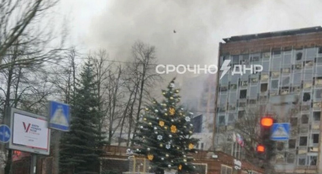Пожежа в Донецьку: повідомляють про приліт у місце базування окупантів
