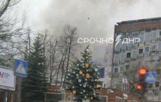 Пожежа в Донецьку: повідомляють про приліт у місце базування окупантів