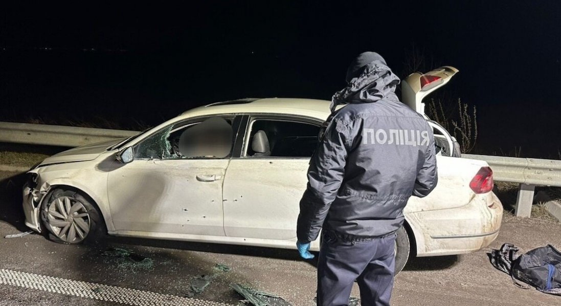 На Дніпропетровщині чоловік у балаклаві розстріляв авто