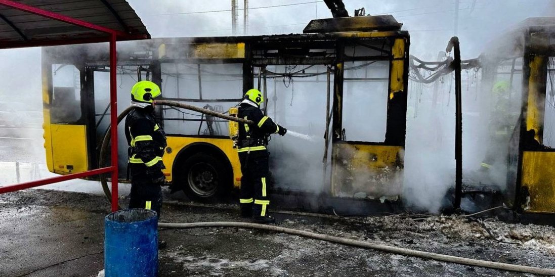 У Києві загорівся тролейбус: ймовірний підпал зсередини