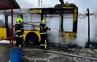 У Києві загорівся тролейбус: ймовірний підпал зсередини