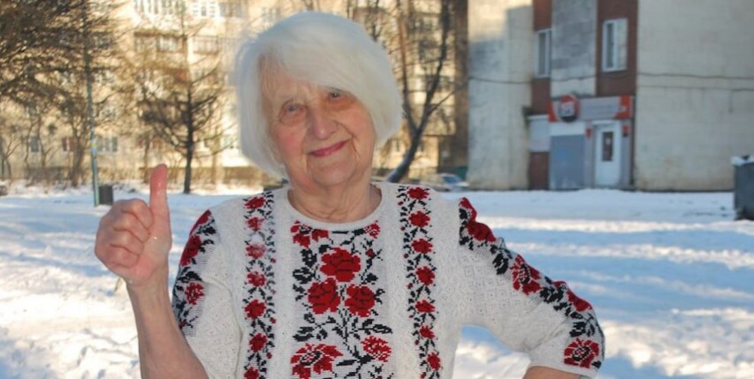 У 84 роки вчить іноземну, обтирається снігом та їздить на екскурсії