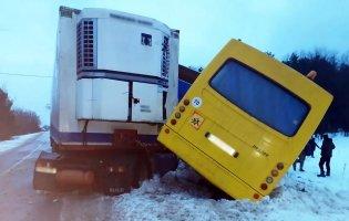 На Чернігівщині шкільний автобус потрапив в аварію