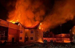 На Київщині - пожежа на підприємстві внаслідок падіння уламків «Шахедів»