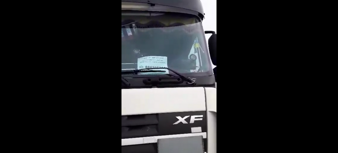 Польські протестувальники розвернули вантажівку з авто для захисників