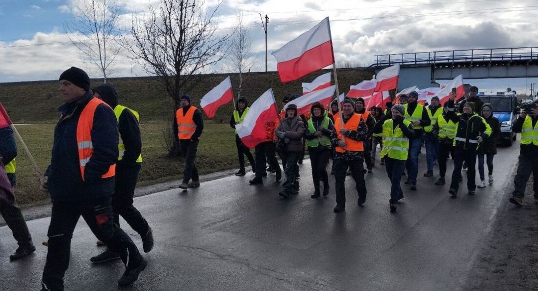 Польські фермери вмикають сирену, коли повз проїжджає авто з України