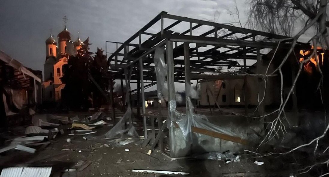 росіяни вдарили по Костянтинівці: пошкоджено вокзал і будинки
