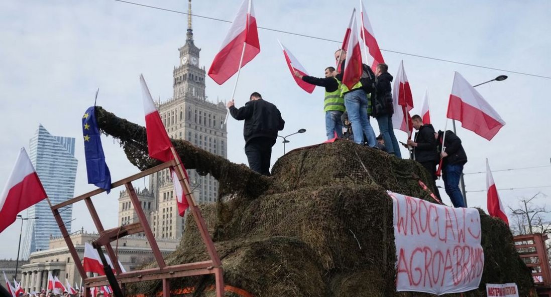 У Варшаві протестують тисячі польських фермерів