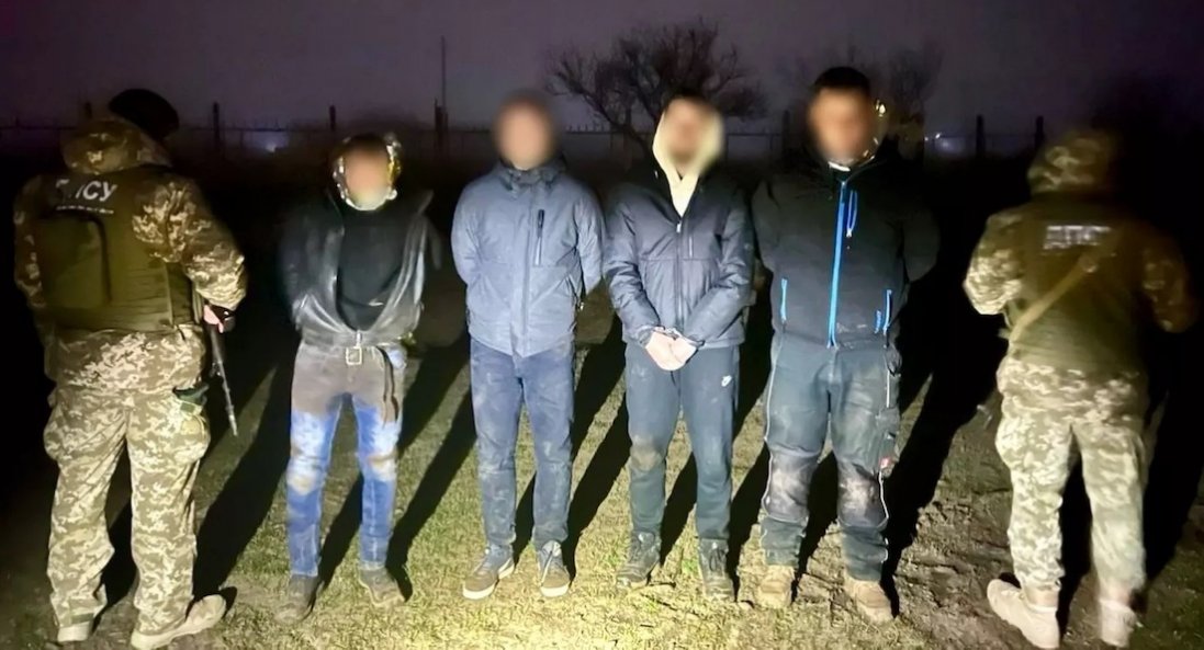На Одещині четверо чоловіків обгорнулися термоковдрою, щоб їх не помітив тепловізор