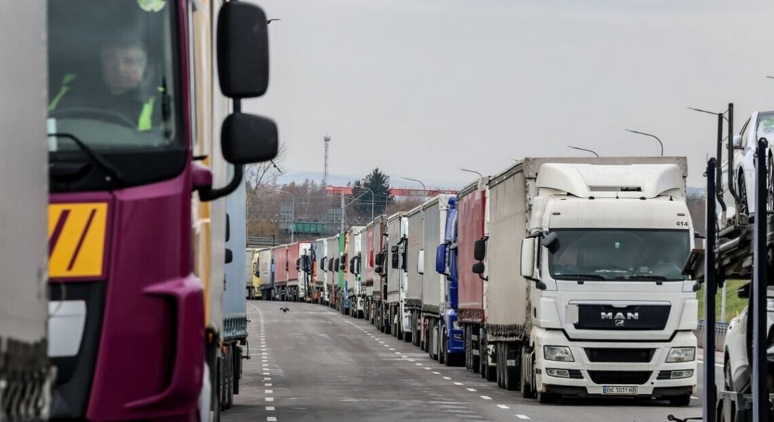 Блокада кордону поляками: на одному з КПП вантажівки пропускають раз на 12 годин