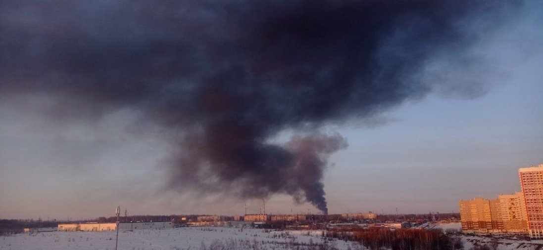 На росії - пожежа на нафтобазі: повідомляють про атаку дронами
