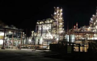 На росії дрони ГУР уразили нафтопереробний завод