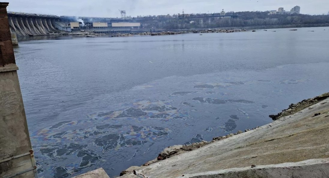 У Дніпро витекли нафтопродукти після ракетних ударів по ДніпроГЕС