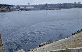 У Дніпро витекли нафтопродукти після ракетних ударів по ДніпроГЕС