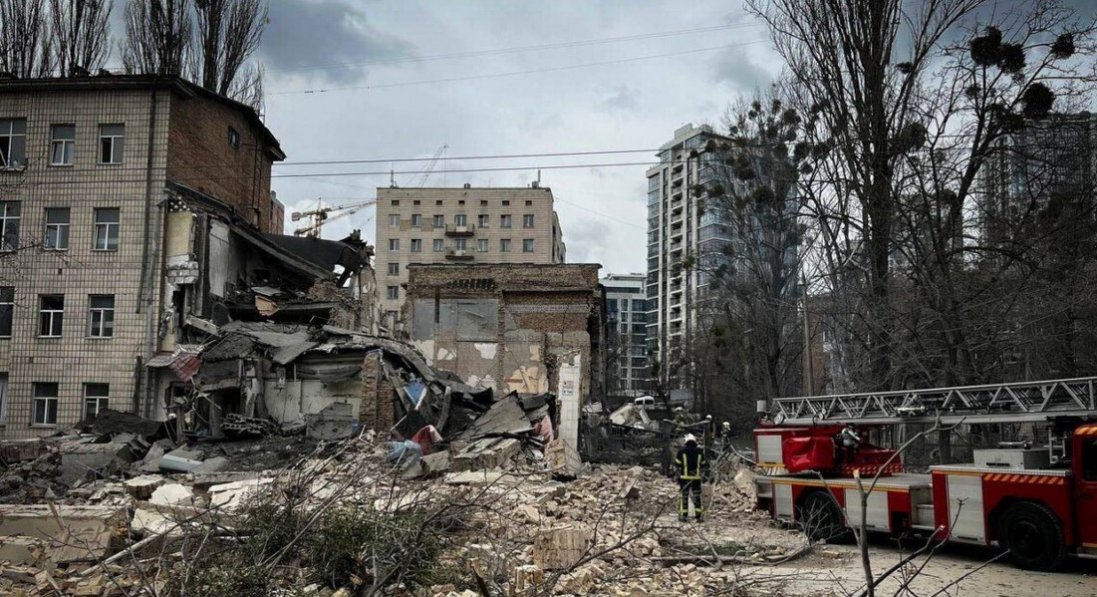 У Києві під завалами зруйнованої будівлі можуть бути люди