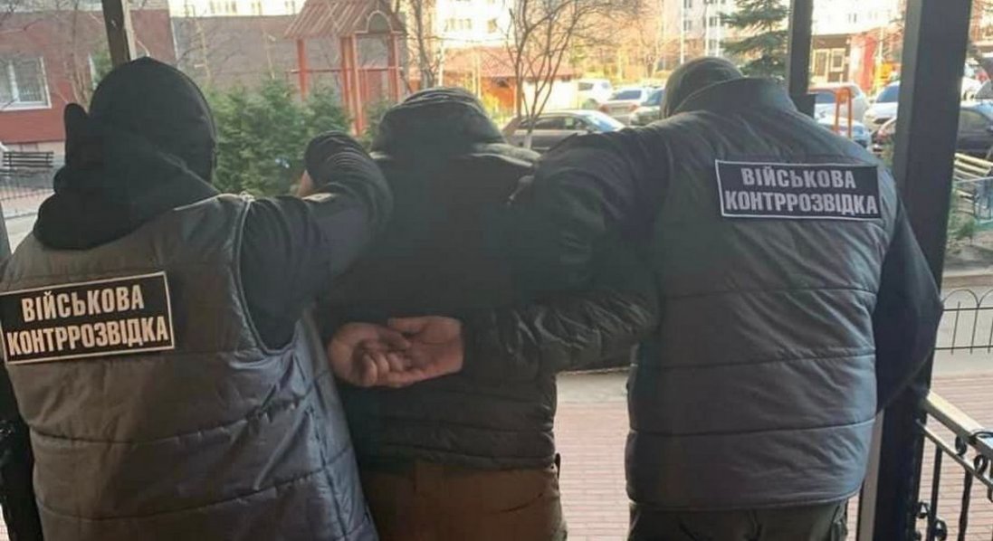 У Києві посадовець ОВА намагався шпигувати за українськими десантниками під виглядом капелана