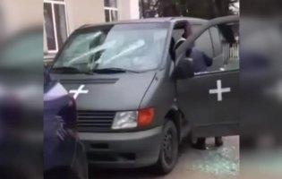 Палицею побила авто ТЦК: на Хмельниччині суд оштрафував жінку на 85 грн