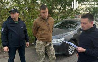 Вимагав гроші з бійця: на Одещині затримали військовослужбовця
