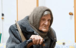Як 98-річна бабуся йшла пішки 10 км з окупованої частини Очеретиного