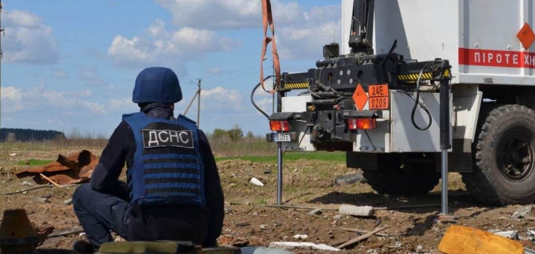 «Помідори самі себе не підв?яжуть»: у деокупованій області пенсіонерка забирала встановлені знаки «Міни»