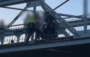 У Луцьку чоловіку завадили стрибнути з мосту