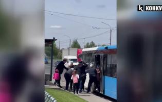 Поблизу Луцька пасажирки автобуса влаштували бійку на зупинці
