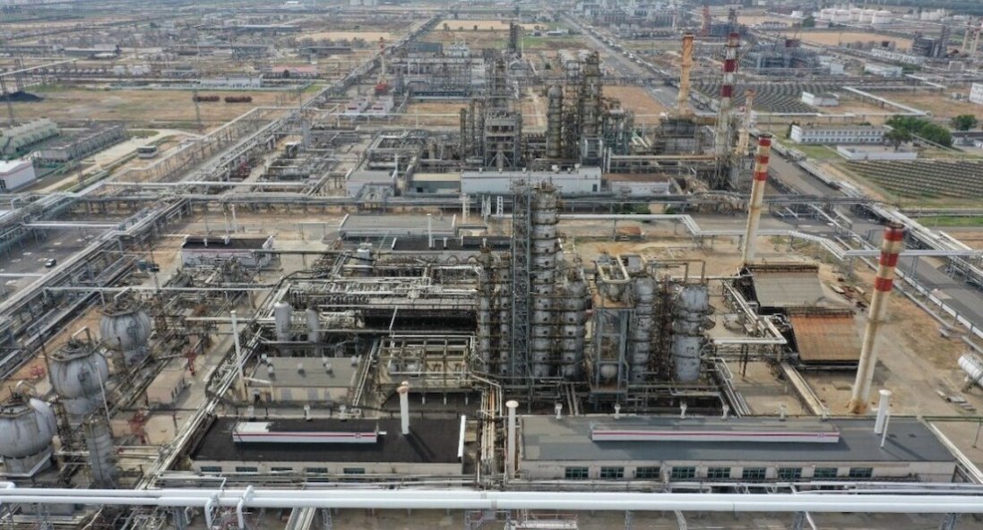 На росії дрони ГУР вразили нафтопереробний завод «Лукойлу»