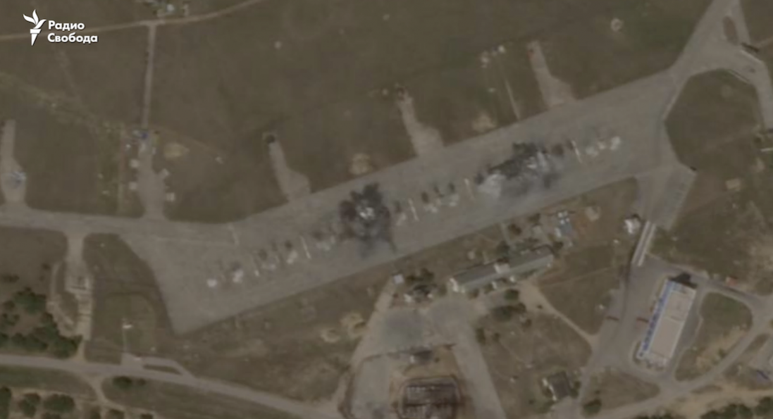 Згорілі літаки на аеродромі «Бельбек» у Криму: супутникові знімки