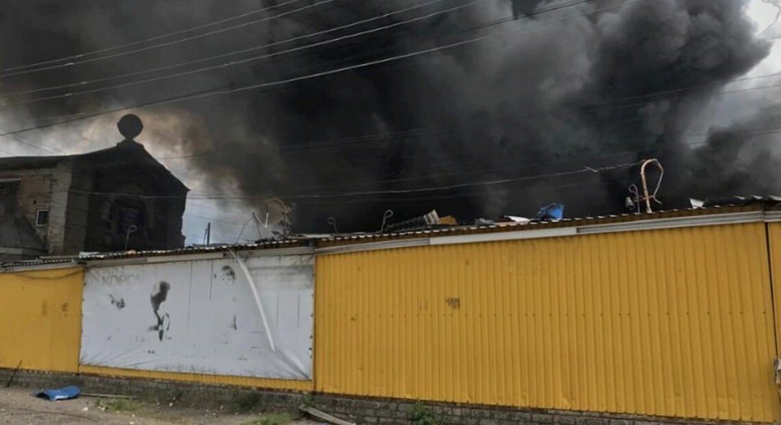 Атака на Харків: спалахнули пожежі на заправці та біля кафе