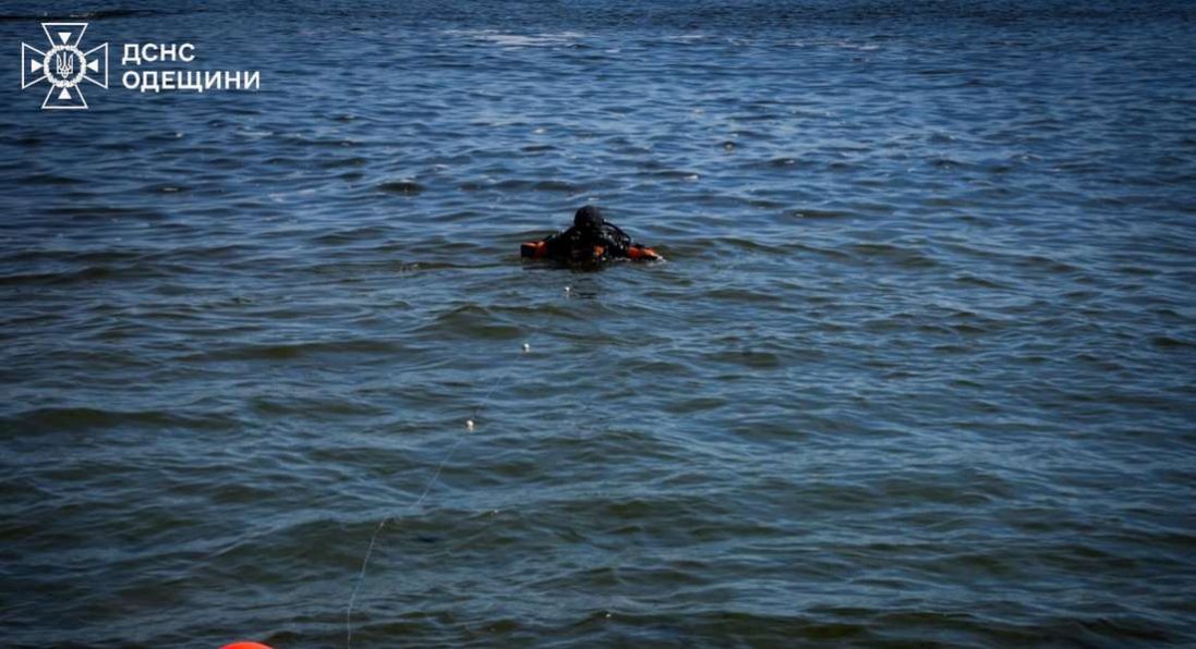 В Одесі поліцейську з Рівного змило хвилею у море: її шукають водолази