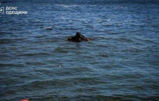 В Одесі поліцейську з Рівного змило хвилею у море: її шукають водолази